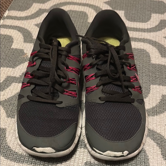 Nike Women's Black and Pink Running Shoes - Picture 2 of 9